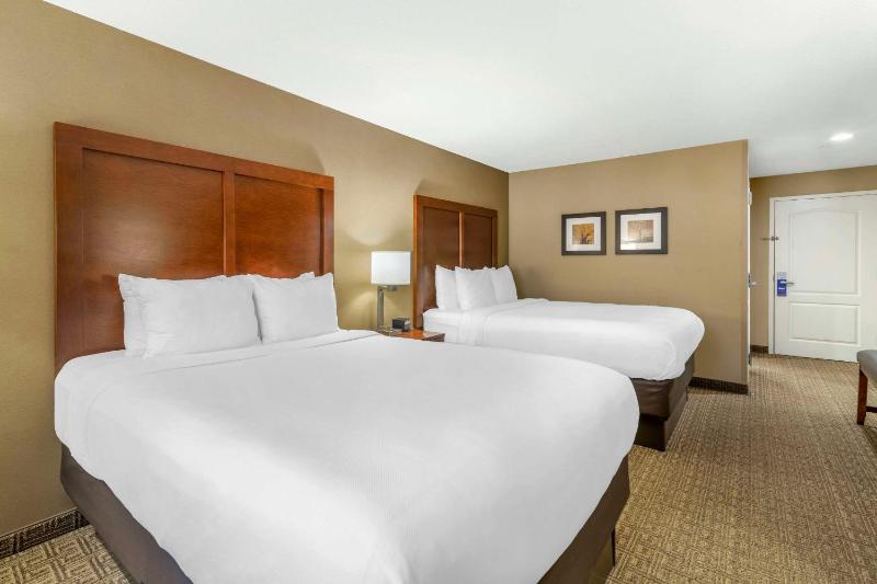 Queen Room with Two Queen Beds - Non-Smoking image 3
