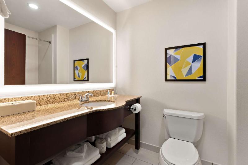 King Suite - Non-Smoking image 2