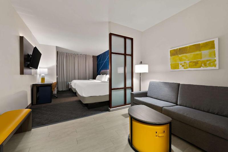 Queen Suite with Two Queen Beds - Non-Smoking image 4
