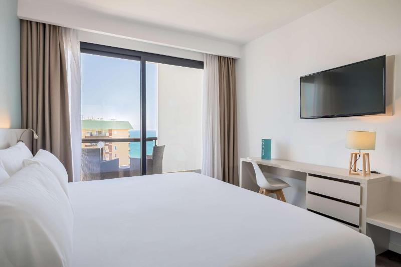 Superior Double or Twin Room Terrace with Side Sea View image 4