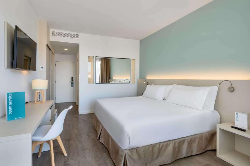 Superior Double or Twin Room Terrace with Side Sea View image 1