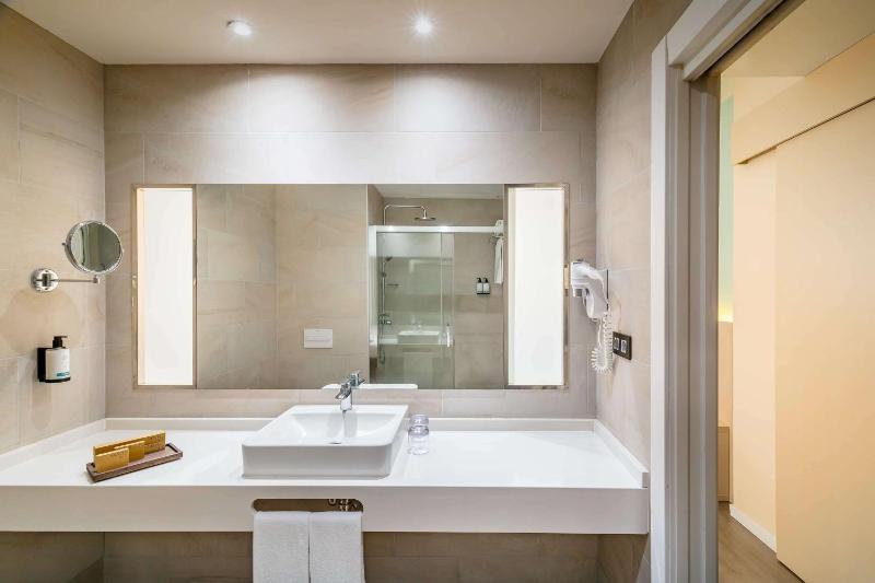 Superior Double or Twin Room Terrace with Side Sea View image 3
