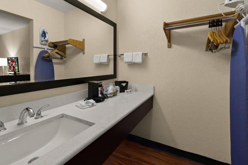 Superior King Room Non-Smoking image 3