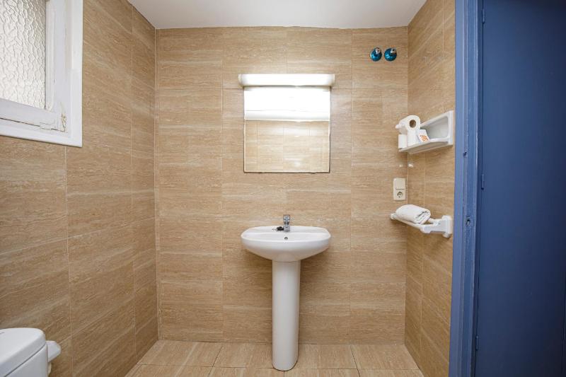 Quadruple Room with Balcony image 3