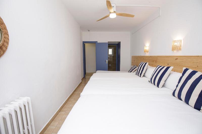 Quadruple Room with Balcony image 4