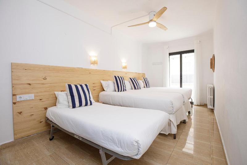 Quadruple Room with Balcony image 1