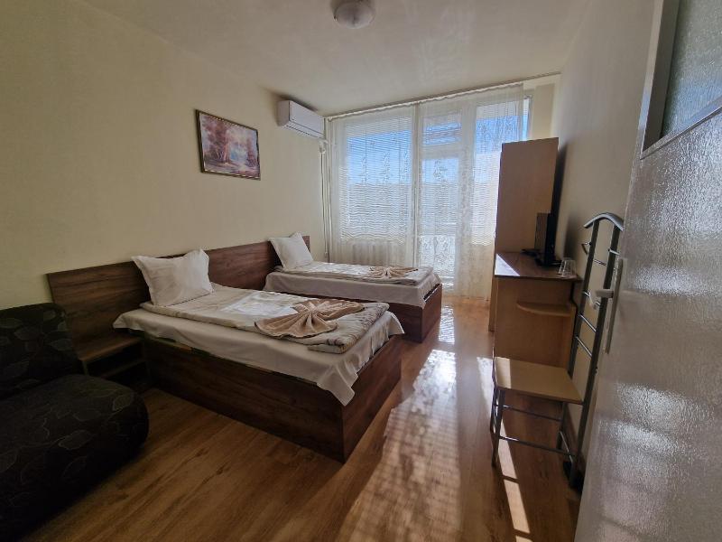 Twin Room image 4