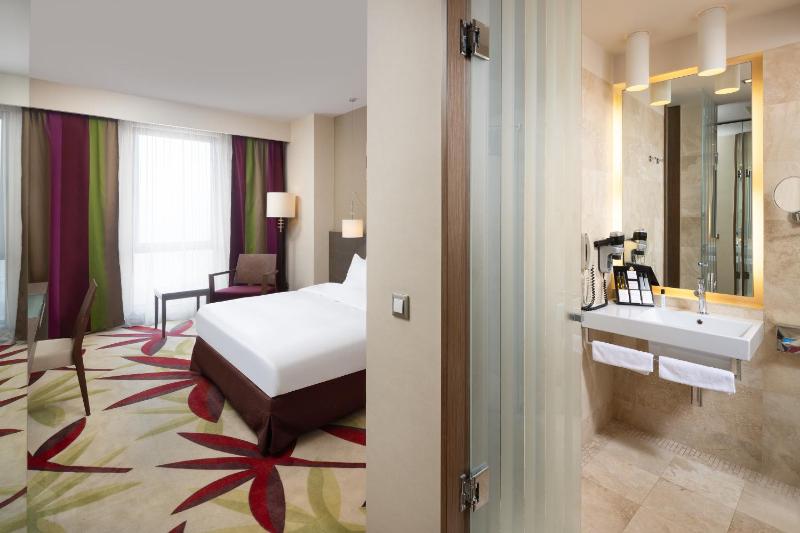 Standard Queen Room image 1
