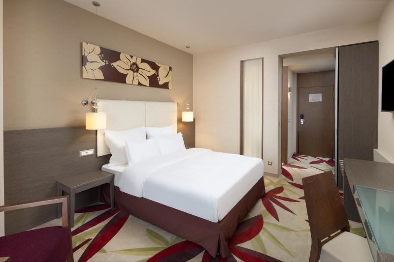 Standard Queen Room image 3