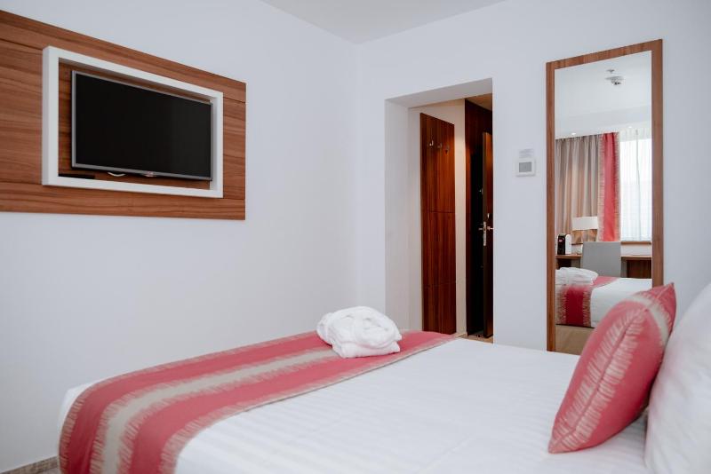 Ramada Plaza by Wyndham Craiova - image 4