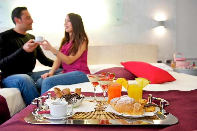Superior Room with 1 Double Bed and 1 Single Bed image 3