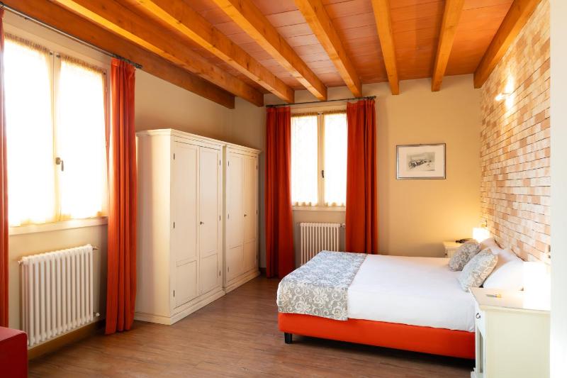 Standard Double Room image 4