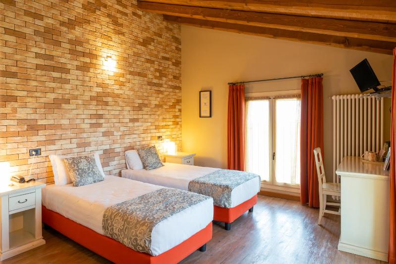 Standard Twin Room image 2