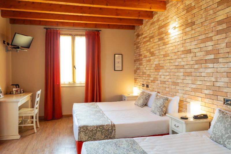 Standard Triple Room image 3