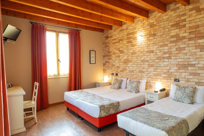 Standard Triple Room image 4