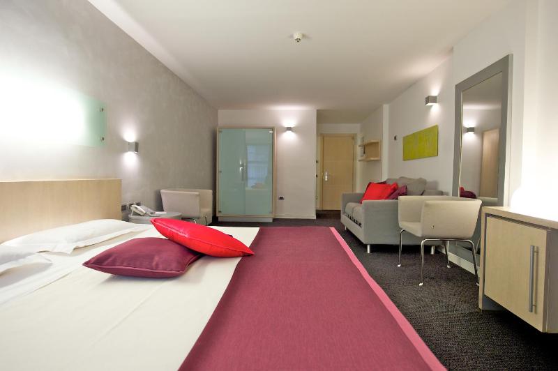 Superior Room with 1 Double Bed and 1 Single Bed image 2