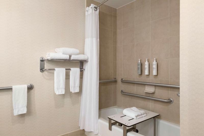 King Room with Tub - Mobility and Hearing Access image 2