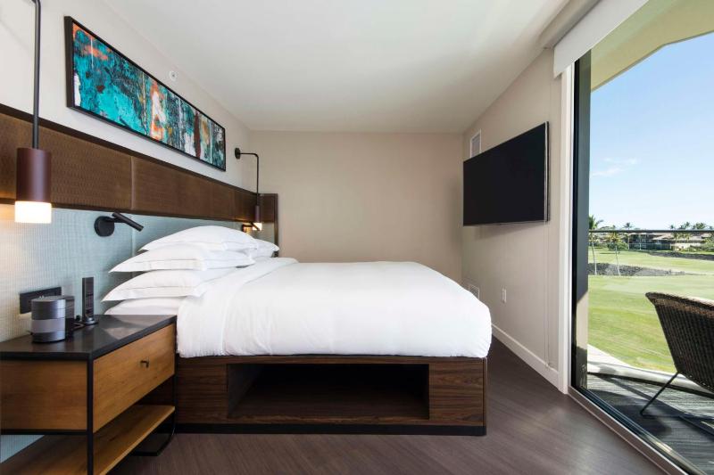 One-Bedroom King Suite Plus with Sofa Bed - Resort View image 3
