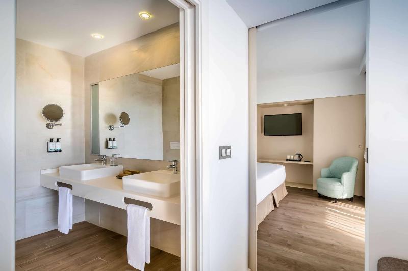 Junior Suite with Sea View image 3