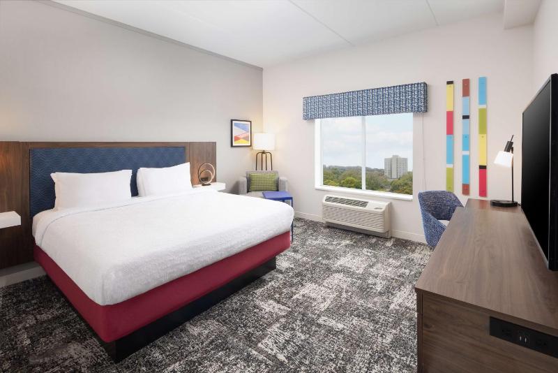 King Room with Microwave/Fridge image 2