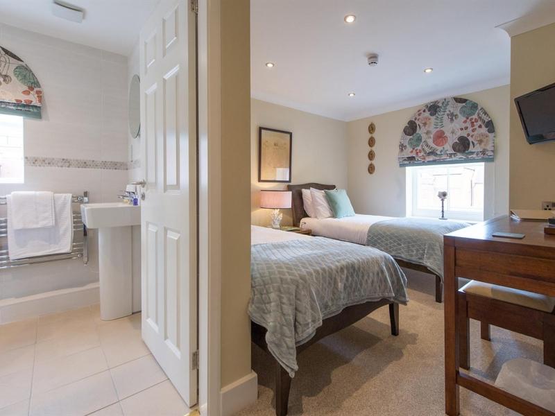 Twin Room with Shower image 1