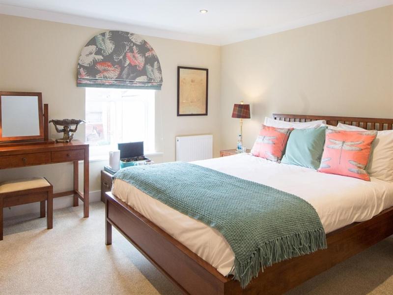 King Room image 3