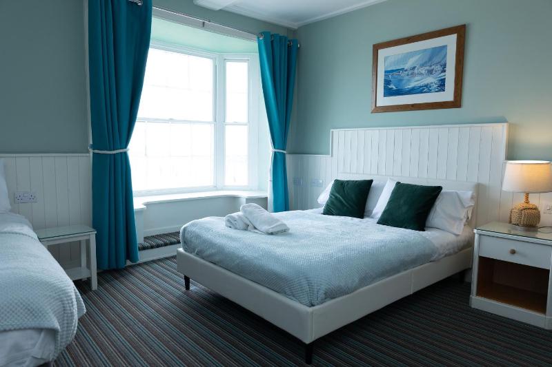 Deluxe Triple Room with Sea View image 4