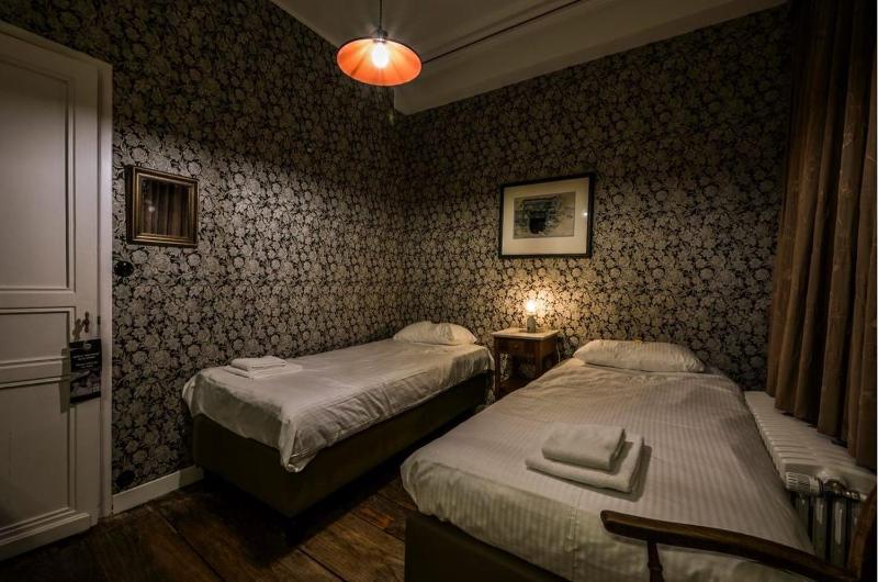 Twin Room image 4