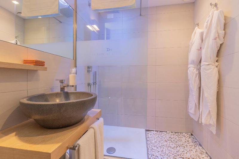 Suite (2 Adults) image 4