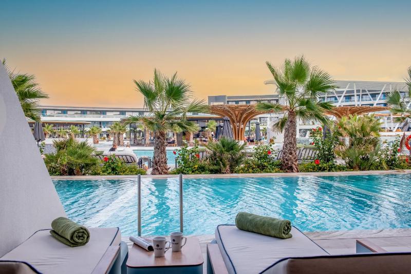 Deluxe Double Pool or Sea View with Individual Pool image 1