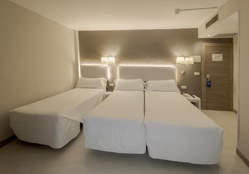 Double or Twin Room image 3