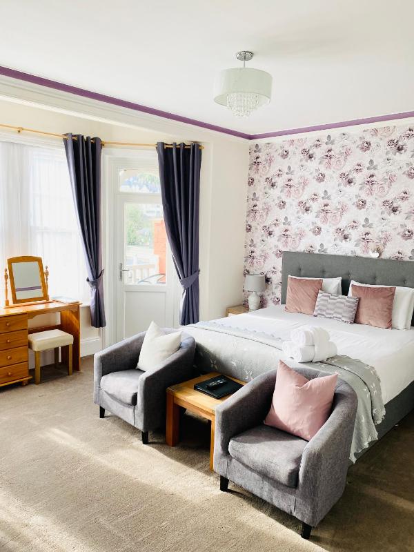 Super King Room With Balcony image 4