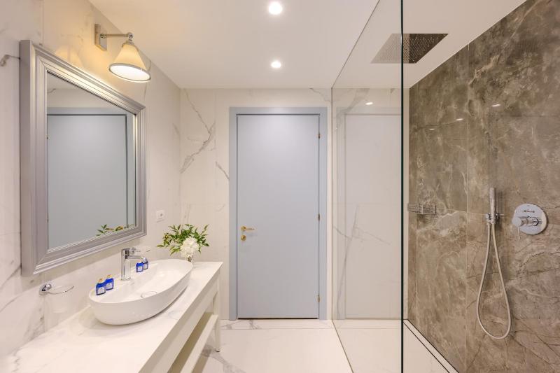 Standard Double Room image 3