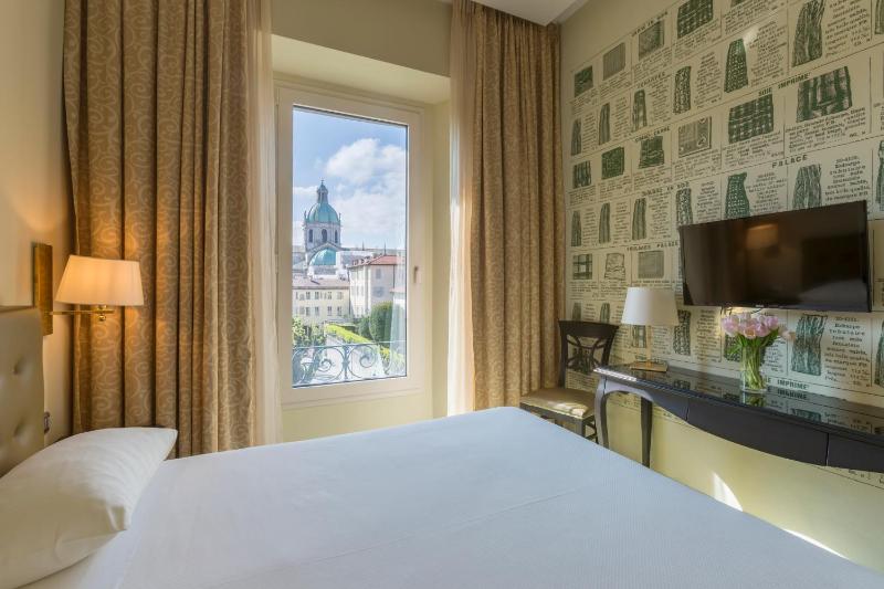Double Room image 3