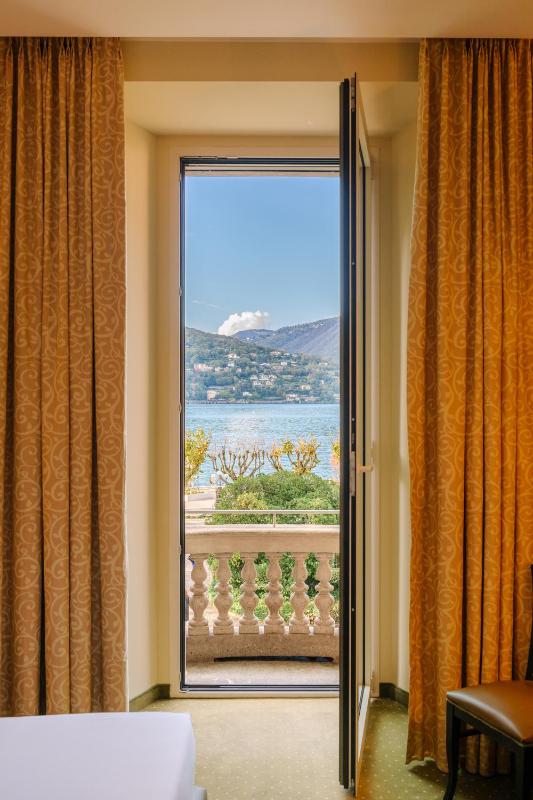 Double Room with Lake View image 4