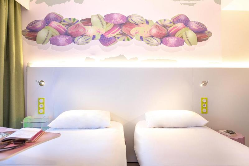 Standard Twin Room image 2