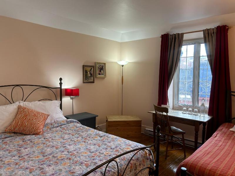 Triple Room with Shared Bathroom image 2