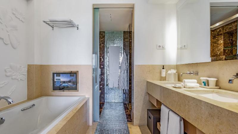Deluxe King Room with Pool View image 3