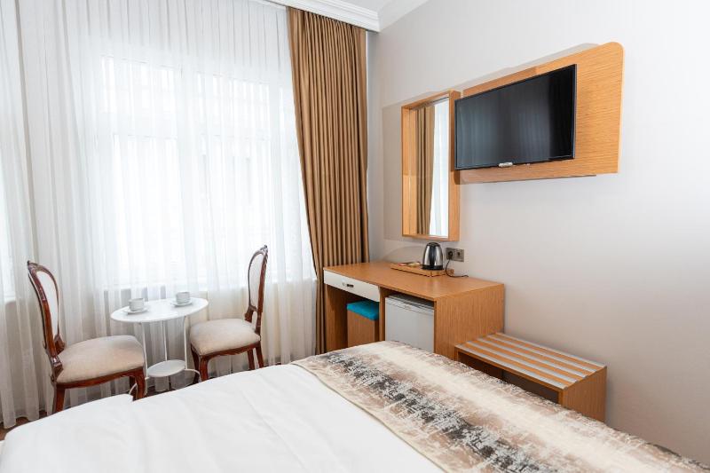 Double Room with Street View and Balcony image 1