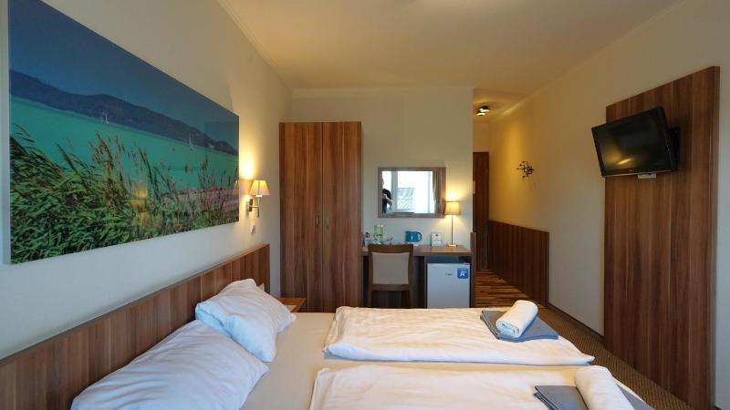 Double Room with Balcony image 3