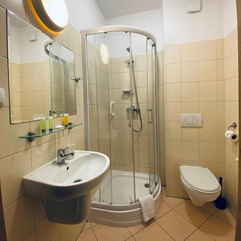 Twin Room with Balcony image 4