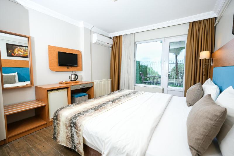 Double Room with Sea View and Balcony image 3