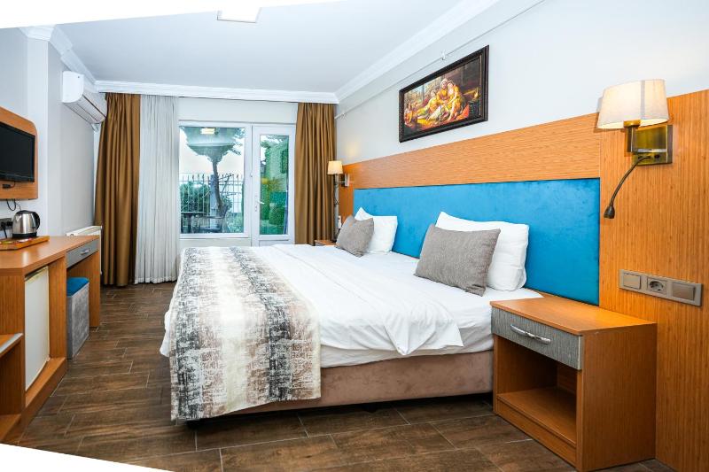 Double Room with Sea View and Balcony image 4