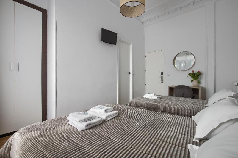 Triple Room (1 Double Bed + 1 Single Bed) image 4