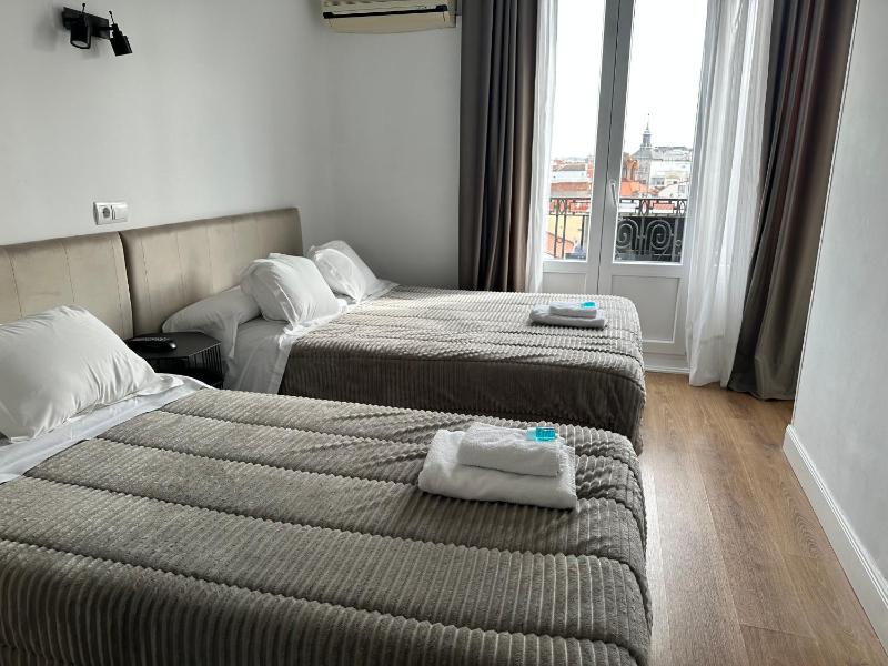 Triple Room (1 Double Bed + 1 Single Bed) image 2