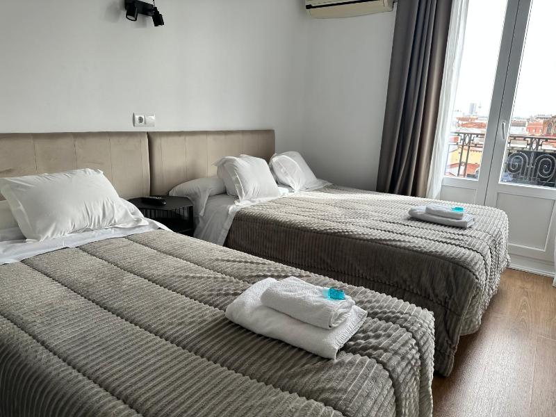 Triple Room (1 Double Bed + 1 Single Bed) image 3