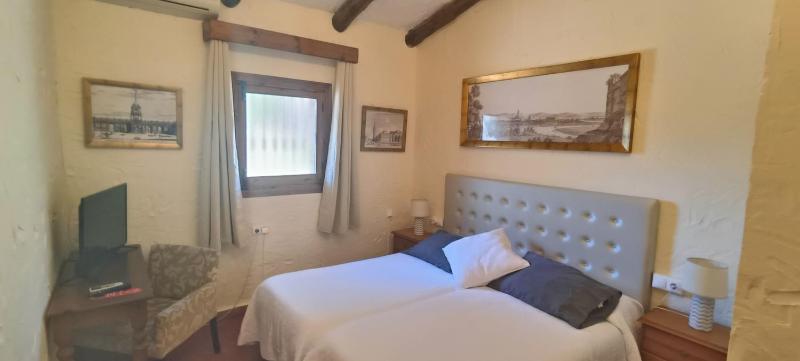 Standard Twin Room with Garden View image 4