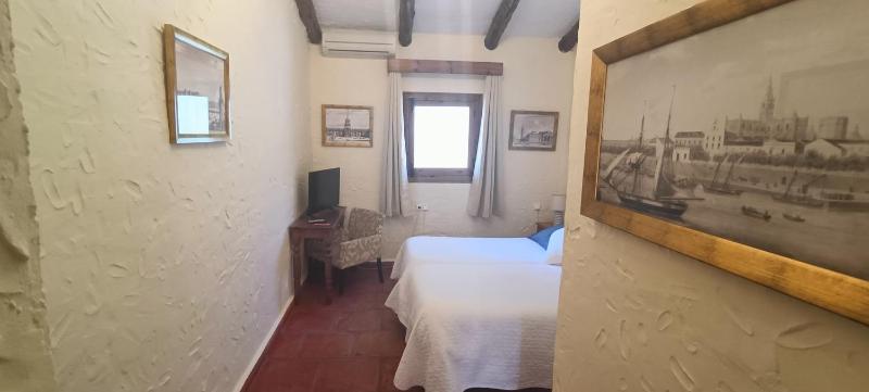 Standard Twin Room with Garden View image 3