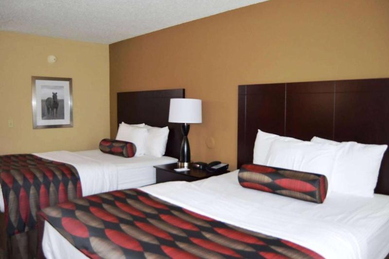 Queen Room with Two Queen Beds - Non-Smoking image 4