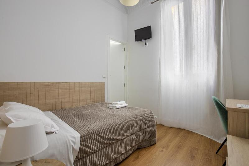 Small Double Room image 4